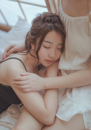 ktv公主在间里被扒开丁字